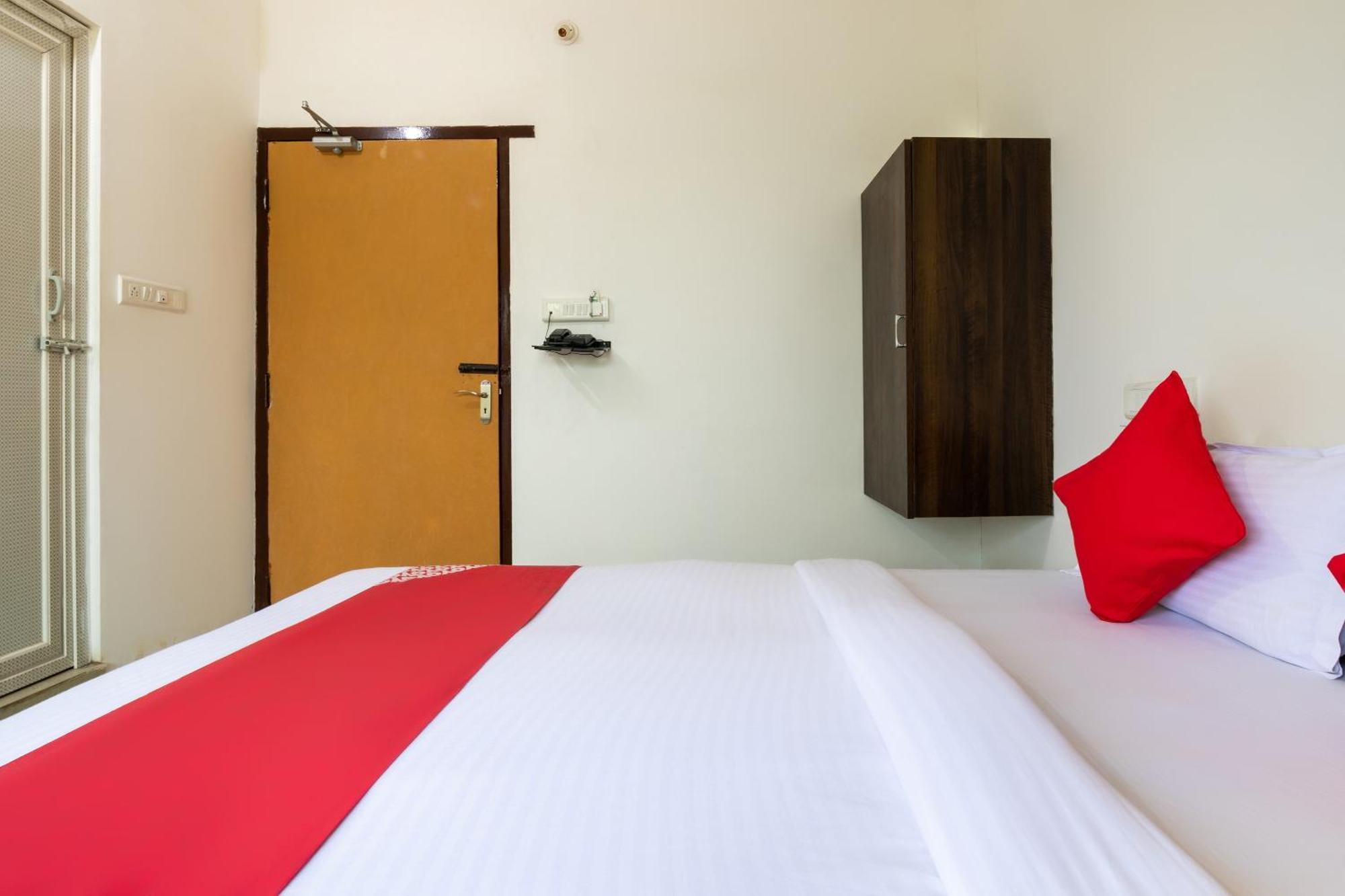 Oyo Splenor Inn Kammasandra Buitenkant foto