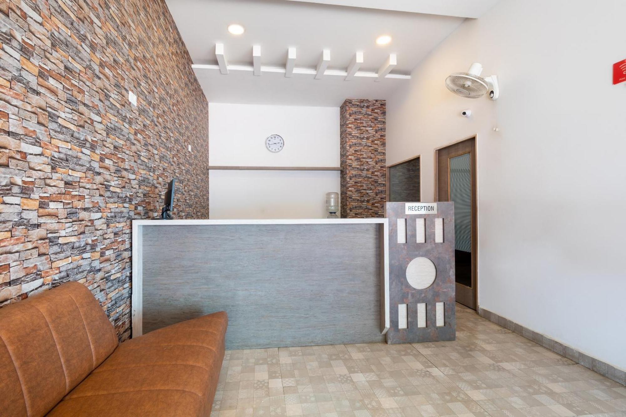 Oyo Splenor Inn Kammasandra Buitenkant foto